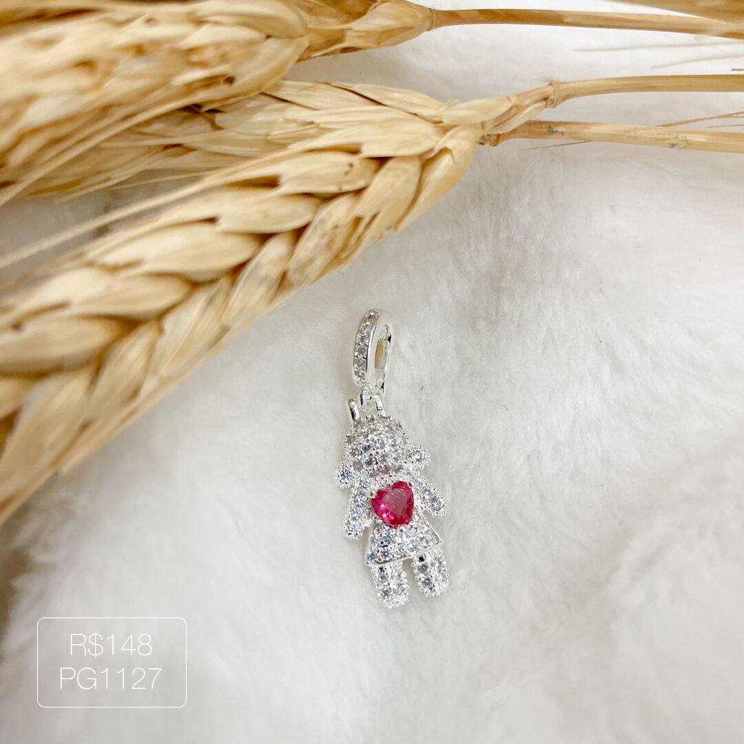 Pingente de Menina c/ Coração Rosa Cravejado Cristal Prateado